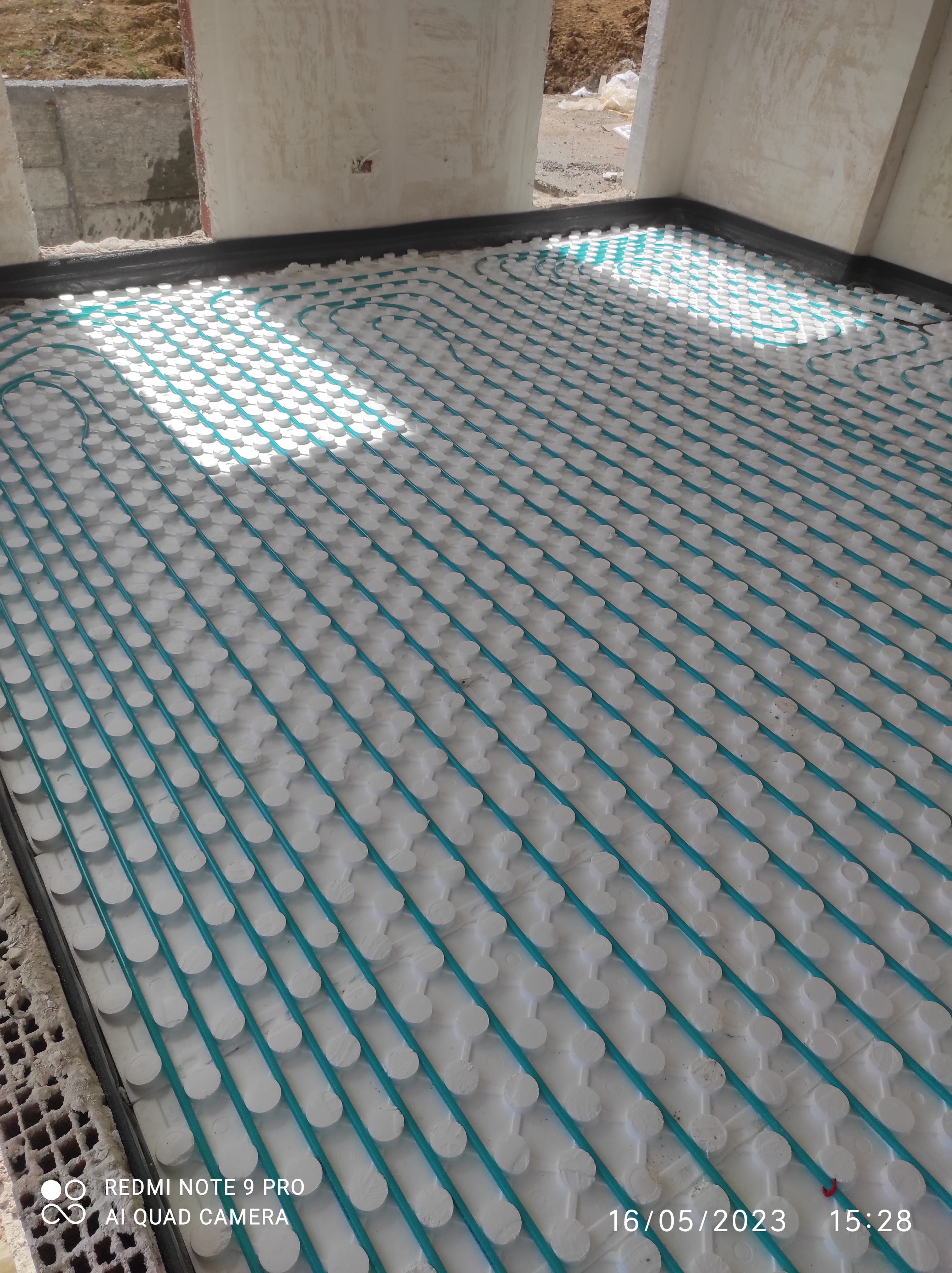 Yerden ısıtma borularının strafor üstüne döşenme aşaması